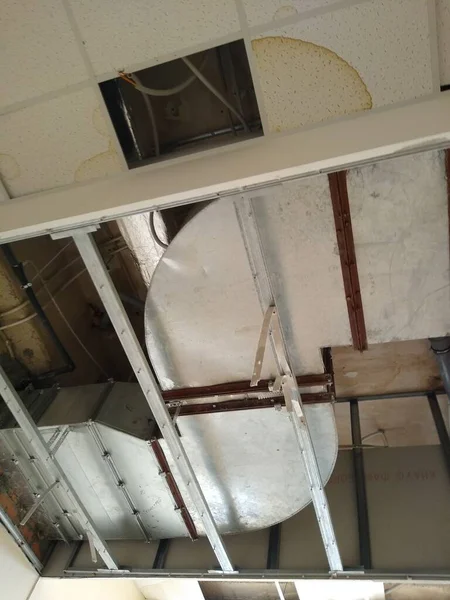 Tubo de ventilación en el techo durante la renovación interior — Foto de Stock