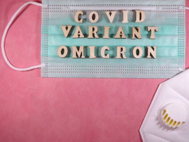 Yüz maskesi üzerinde ahşap harflerle 