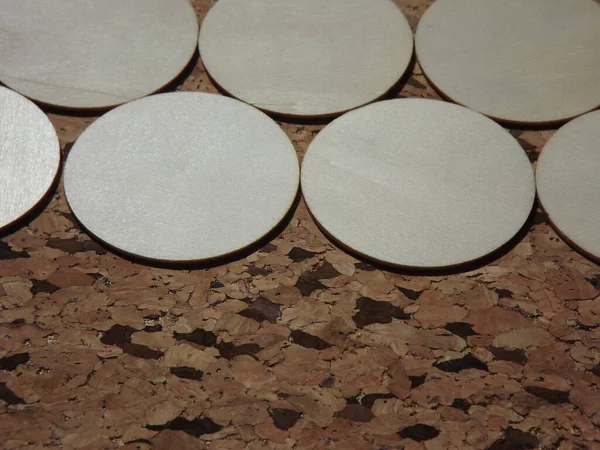 Superficie de madera de corcho con círculos de madera en forma de triángulo como fondo —  Fotos de Stock