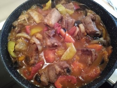 Et ve sebze pişirme süreci: soğan, havuç, biber, patlıcan.