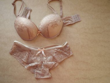 Bej rengi seksi kadın iç çamaşırları Bej arka planda