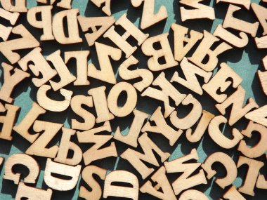 Alfabenin ahşap harfleri mavi bir arkaplanda ve metin için boşluk var