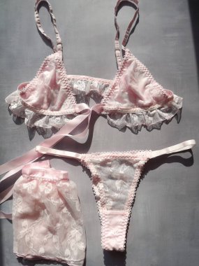 Gri arka planda pembe seksi erotik iç çamaşırı.