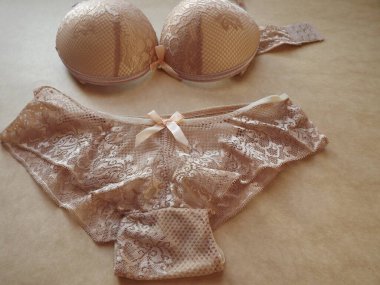 Bej rengi seksi kadın iç çamaşırları Bej arka planda
