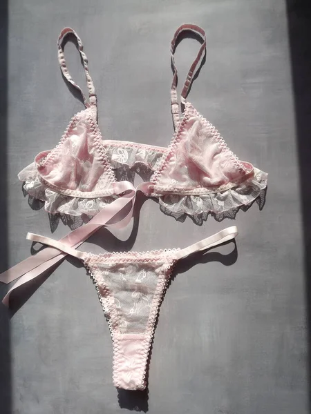 Roupa interior erótica sexy rosa definida em um fundo cinza — Fotografia de Stock