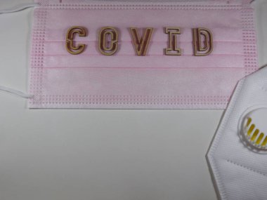 Tıbbi özelliklere sahip arkaplan çerçevesi farklı renkte maskeler ve solunum cihazlarıyla karşılaşıyor