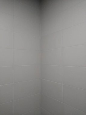 Odanın içinde iki duvar ve bir tavan var.