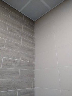 Odanın içinde iki duvar ve bir tavan var.