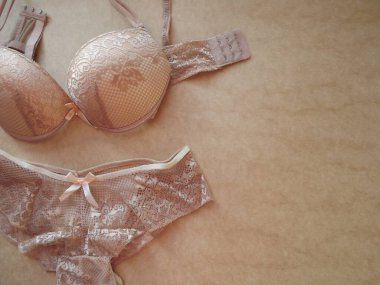 Bej rengi seksi kadın iç çamaşırları Bej arka planda