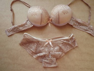 Bej rengi seksi kadın iç çamaşırları Bej arka planda