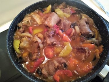 Et ve sebze pişirme süreci: soğan, havuç, biber, patlıcan.