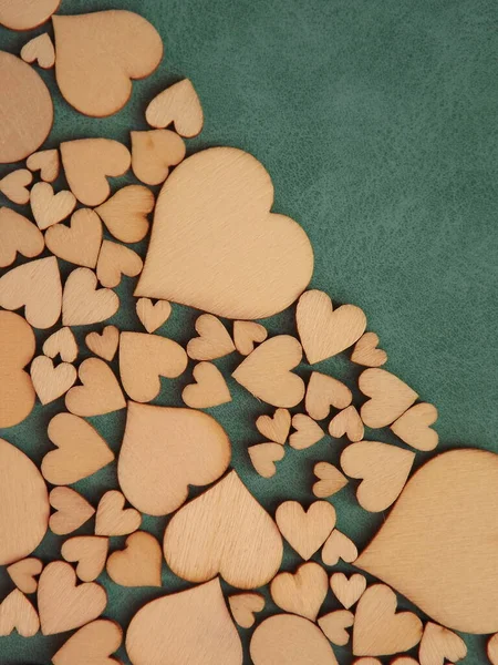 Valentinstag-Grußkarte-Holzherzen auf grauem Wildleder-Hintergrund — Stockfoto