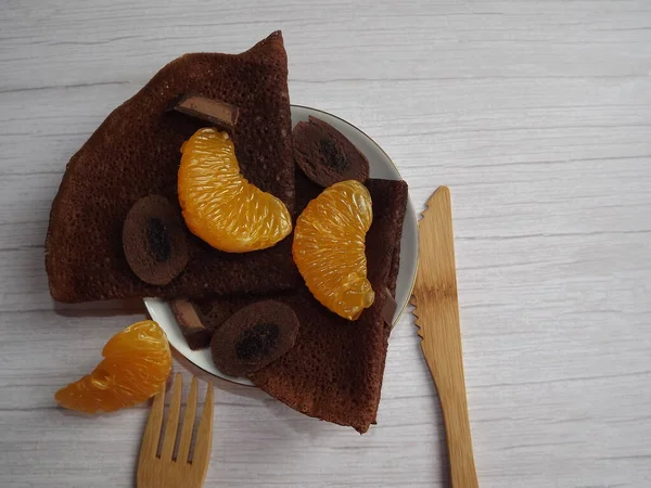 Efterrätt med chokladpannkakor, choklad med mandarinskivor — Stockfoto