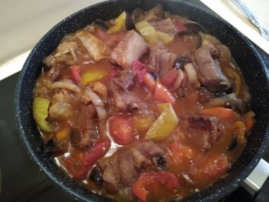 Et ve sebze pişirme süreci: soğan, havuç, biber, patlıcan.