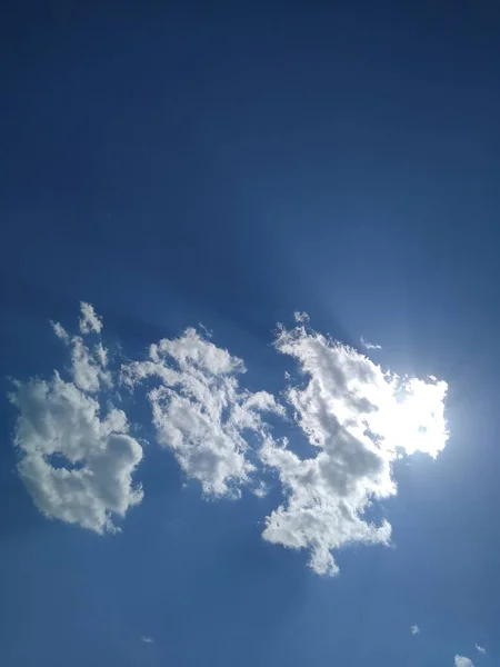 Matahari berada di belakang titik kecil di langit biru — Stok Foto