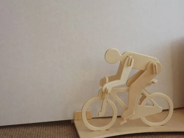 Велосипедист на велосипеде из дерева на белом фоне — стоковое фото