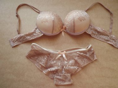Bej rengi seksi kadın iç çamaşırları Bej arka planda