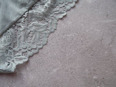 Gri arka planda bir çift kadın iç çamaşırı.