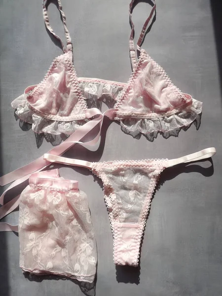 Roupa interior erótica sexy rosa definida em um fundo cinza — Fotografia de Stock