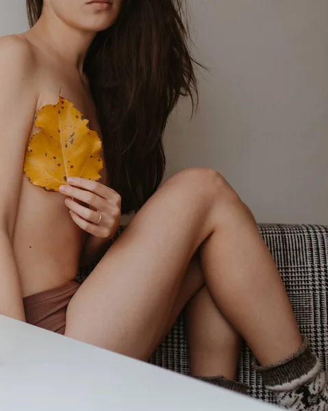 Жінка Осінньо Жовтим Листям — стокове фото