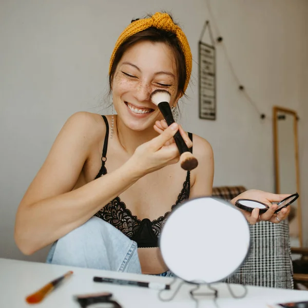 Atractiva Mujer Haciendo Maquillaje Casa Divertirse Fotos de stock