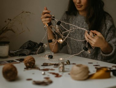 Noel için solgun çelenk yapan kadın