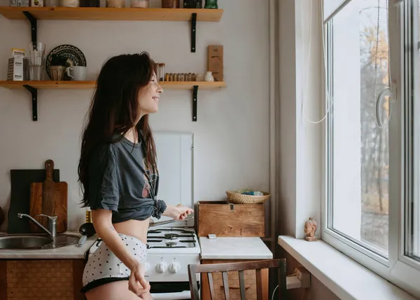 Aantrekkelijke Vrouw Keuken Ochtend — Stockfoto