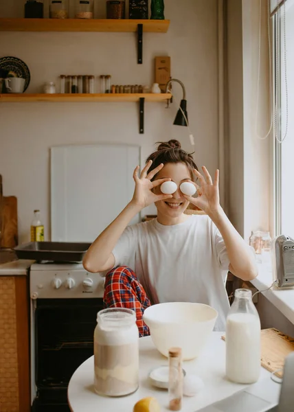 朝までに台所でピジャマで料理をする女性 — ストック写真