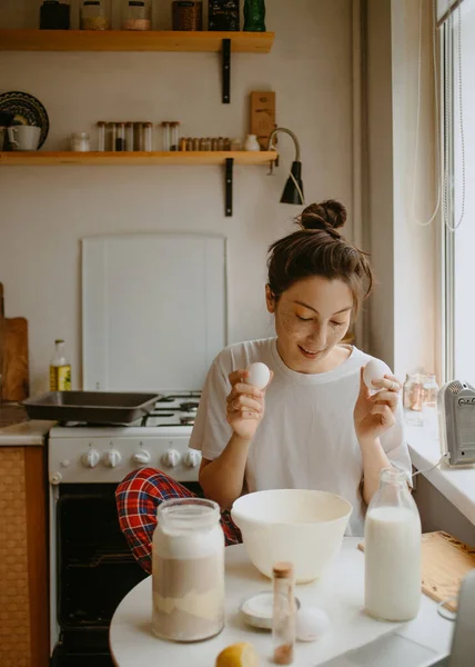 Жінка Готує Піжамі Кухні Ранку — стокове фото