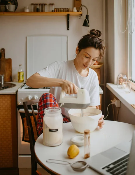 朝までに台所でピジャマで料理をする女性 — ストック写真