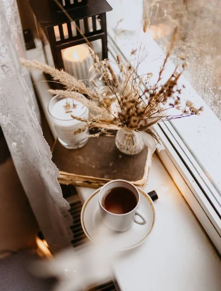 Чашка Кофе Сухие Коричневые Цветы Окне — стоковое фото