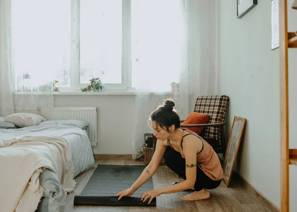 Evde yoga yapan bir kadın.