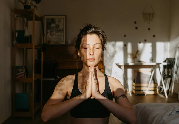 Mujer Preparándose Para Yoga Casa Imagen de stock