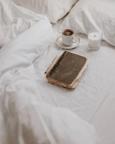 Kawa Książka Białym Łóżku — Zdjęcie stockowe