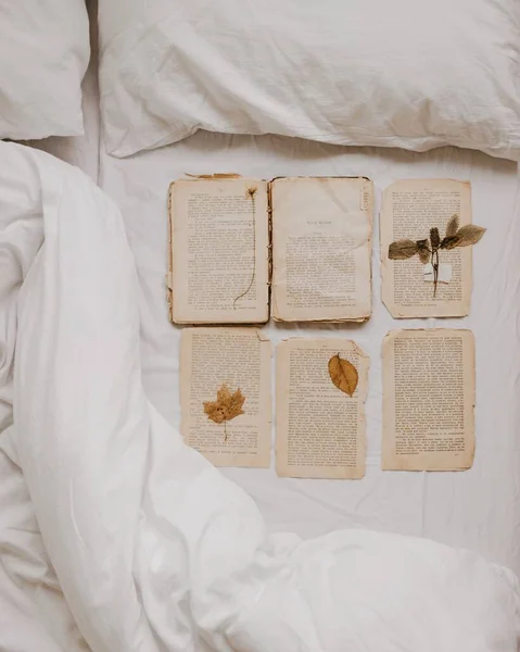 咖啡和书在白色的床上 — 图库照片