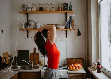 Çekici bir kadın mutfakta tek başına.