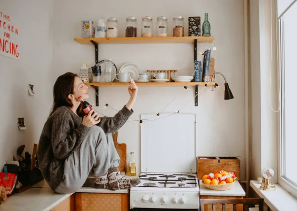 Aantrekkelijke Vrouw Alleen Thuis Keuken — Stockfoto