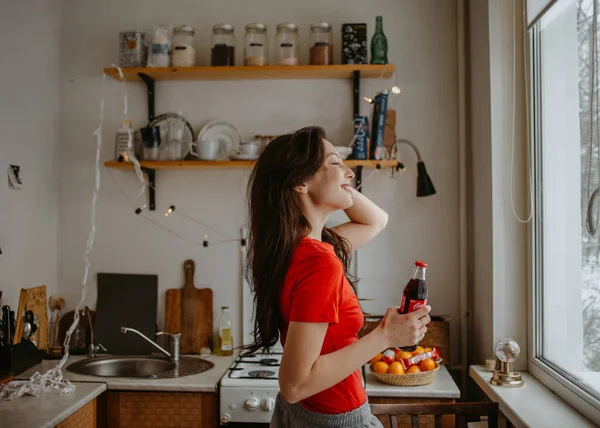 Ελκυστική Γυναίκα Μόνη Στο Σπίτι Στην Κουζίνα — Φωτογραφία Αρχείου