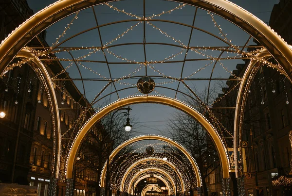 Città Serale Con Auto Luci Cielo Blu — Foto Stock