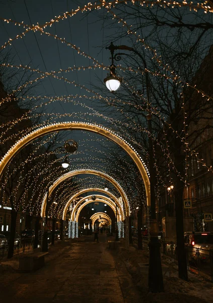 Città Serale Con Auto Luci Cielo Blu — Foto Stock