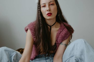 Örgülü ve septum halkalı genç bir kadın.