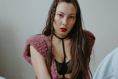 Örgülü ve septum halkalı genç bir kadın.