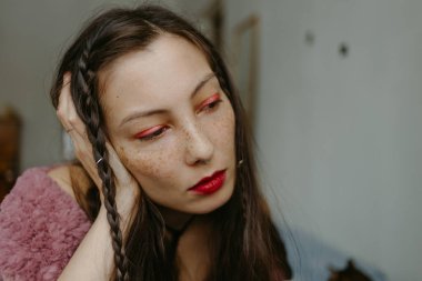 Örgülü ve septum halkalı genç bir kadın.