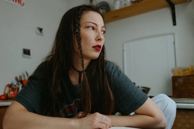 Örgülü ve septum halkalı genç bir kadın.