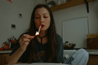 Örgülü ve septum halkalı genç bir kadın.