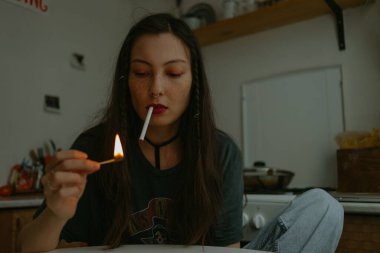 Örgülü ve septum halkalı genç bir kadın.