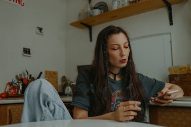 Örgülü ve septum halkalı genç bir kadın.