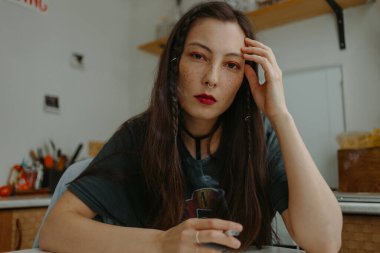 Örgülü ve septum halkalı genç bir kadın.