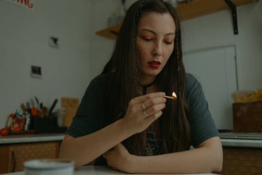 Örgülü ve septum halkalı genç bir kadın.