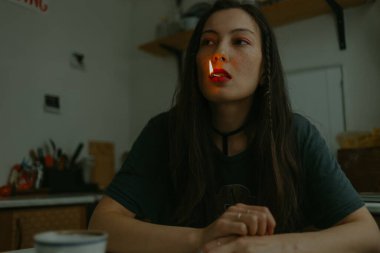 Örgülü ve septum halkalı genç bir kadın.